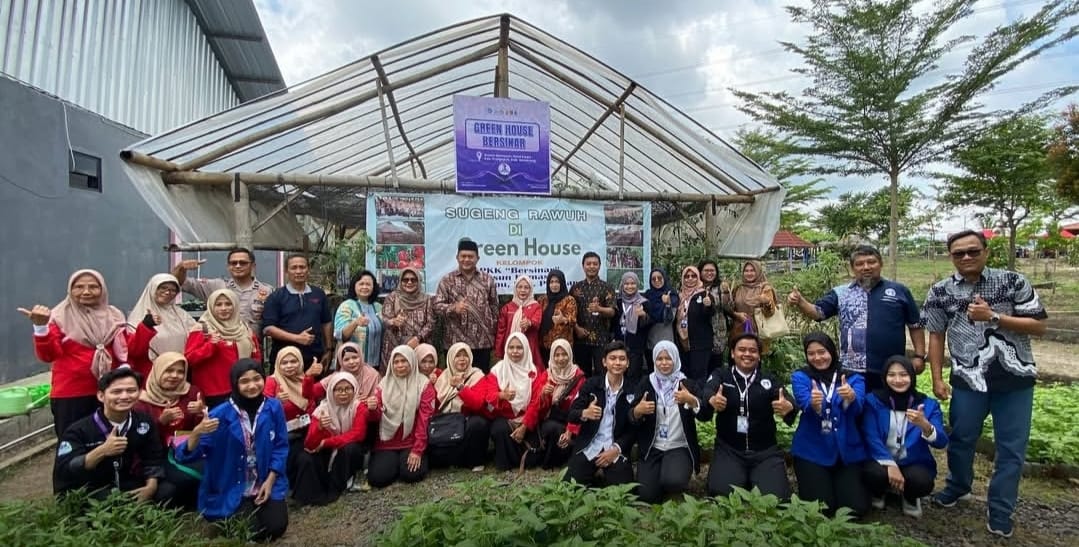 Foto Bersama Peserta dan Tim Pelaksana